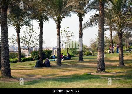 Gli egiziani rilassante di al-Azhar Park, il Cairo, Egitto Foto Stock