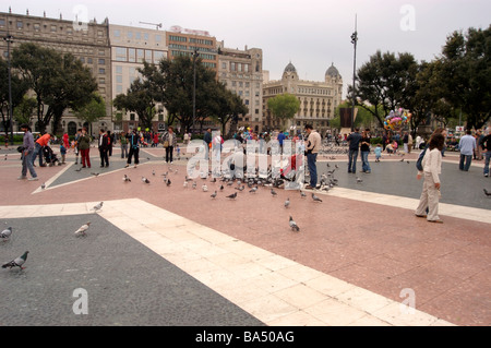 La piazza di Barcellona con persone e piccioni Foto Stock