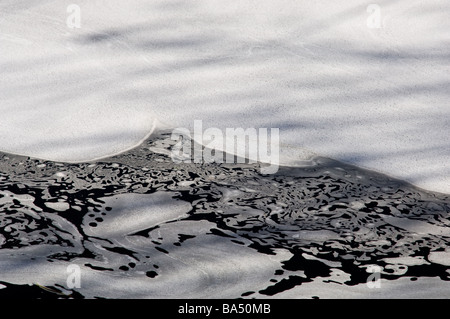 Acqua inquinata da una tubazione di drenaggio Foto Stock