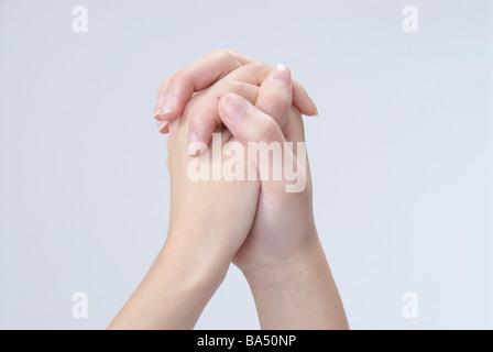 Due mani asservito insieme in studio Foto Stock