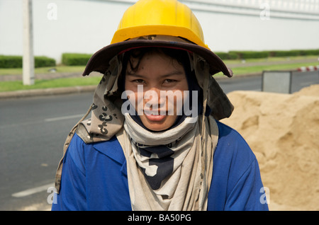 Ritratto di una donna Thai road Lavoratore che indossa il casco di Bangkok in Thailandia Foto Stock