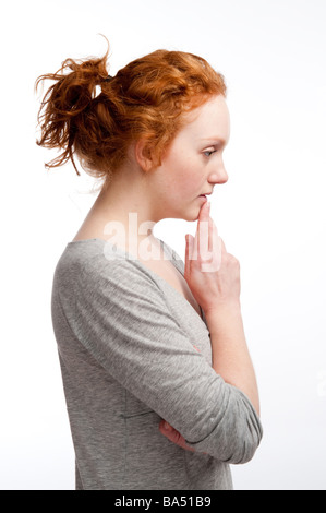 Ansiosi preoccupati dai capelli rossi ragazza donna in profilo con i suoi lunghi capelli legato indietro Foto Stock