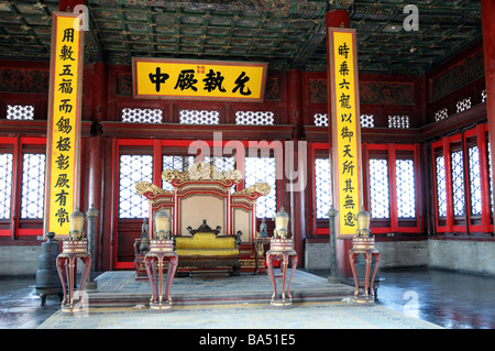 Il trono imperiale nella Hall di preservare l'armonia alla Città Proibita di Pechino, Cina. Foto Stock