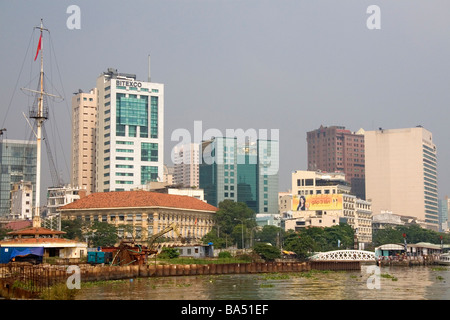 Cityscape vedute lungo il Fiume Saigon in Ho Chi Minh City Vietnam Foto Stock