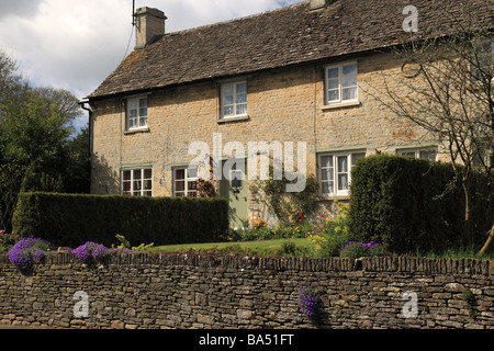 Cottage con terrazza in pietra a Barnsley, The Cotswolds, Gloucestershire, Inghilterra, Regno Unito Foto Stock