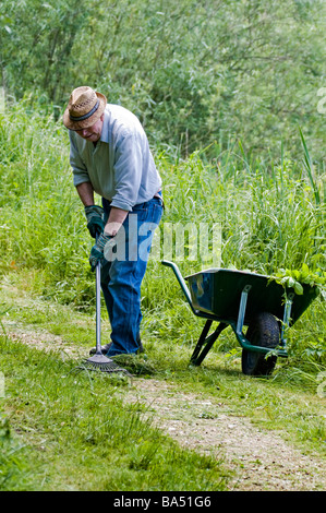 Volontari anziani percorso di compensazione della segala Mead RSPB sito Regno Unito Foto Stock