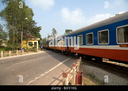 Il treno attraversa la protezione a nord di Hue Vietnam Foto Stock