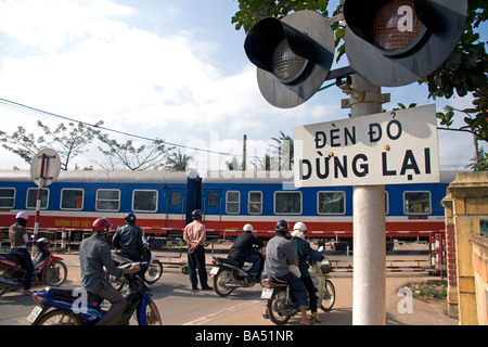 Treno del segnale di attraversamento a nord di Hue Vietnam Foto Stock