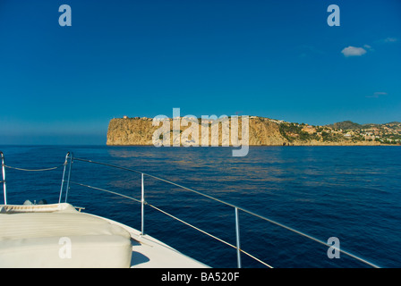 Prua di una barca e di roccia nei pressi del porto di Andratx Maiorca Baleares Spagna | Bug einer Yacht und Klippe porta vor Antratx Mallorca Balearen Foto Stock