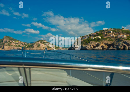 Prua di una barca e ingresso al porto di Andratx Maiorca Baleares Spagna | Bug einer Yacht vor der Einfahrt zu Port Antratx Mallorca Bal Foto Stock