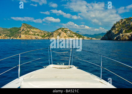 Prua di una barca e ingresso al porto di Andratx Maiorca Baleares Spagna | Bug einer Yacht vor der Einfahrt zu Port Antratx Mallorca Foto Stock