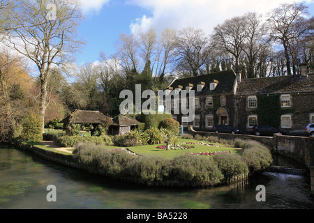 Bibury Trout Farm nel villaggio Cotswold di Bibury, il Cotswolds, Gloucestershire, Inghilterra Foto Stock