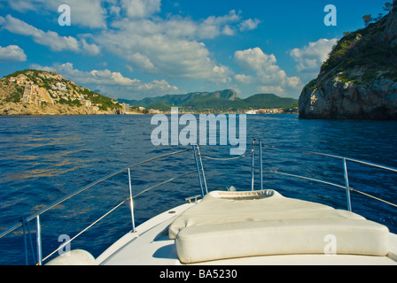 Prua di una barca e ingresso al porto di Andratx Maiorca Baleares Spagna |Bug einer Yacht vor der Einfahrt zu Port Antratx Mallorca Foto Stock