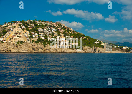 Case sulla scogliera in ingresso al porto di Andratx Maiorca Baleares Spagna | Häuser un einer Klippe vor der Einfahrt zu Antratx porta Foto Stock