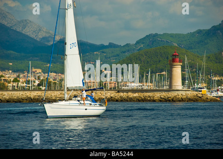 Yacht a vela lasciando Port Andratx Maiorca Baleares Spagna | Segelyacht porta verläßt Antratx Mallorca Balearen Spanien Foto Stock