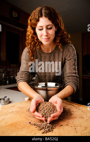 Attraente giovane donna preparare una pasta Foto Stock