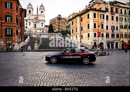 Carabinieri patrol auto parcheggiate ai piedi della scalinata di Piazza di Spagna a Roma Foto Stock