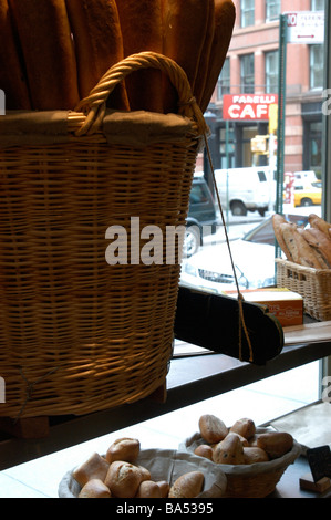 Pane in cesti sul display nella finestra di una New York Delicatessen nel West Village di New York Foto Stock