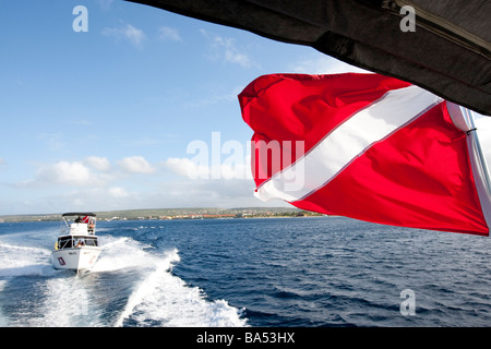 Barche per immersioni che trasportano scuba diving turisti testa fuori per la barriera corallina. Foto Stock