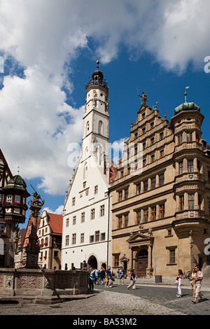 La bianca torre Rathausturm e municipio di destra con il St George's fontana nella piazza della città di Rothenburg ob der Tauber Germania Foto Stock