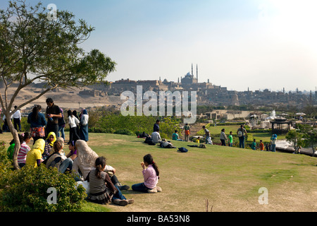 Gli egiziani rilassante di al-Azhar Park, il Cairo, Egitto Foto Stock