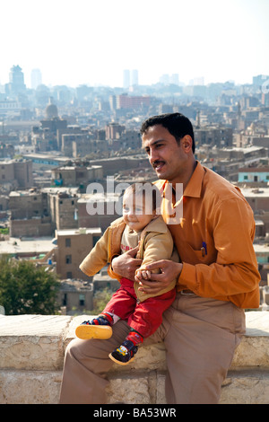 Padre egiziano e il bambino in posa per photoraph in corrispondenza di al-Azhar Park, il Cairo, Egitto Foto Stock