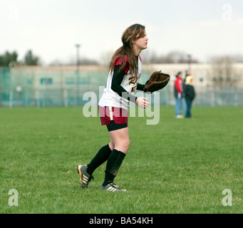Una delle ragazze highschool softball gioco. Foto Stock