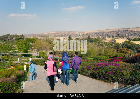 Gli egiziani a piedi di al-Azhar Park, il Cairo, Egitto Foto Stock