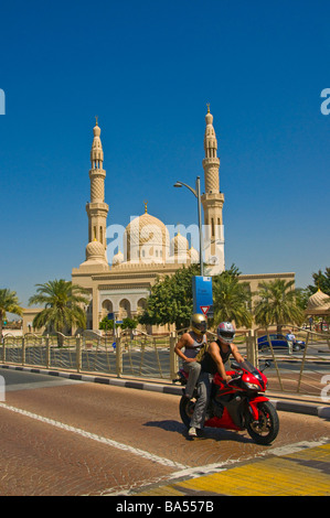Moto passando davanti alla Moschea Jumeirha Dubai Foto Stock