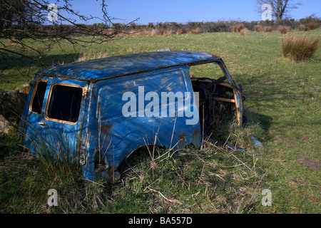 Vecchio Blu arrugginita abbandonata relitto di un vecchio mini van in un campo nella contea di Armagh nell'Irlanda del Nord Regno Unito Foto Stock