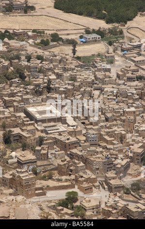 Il villaggio di Shibam come visto sopra dalla città di montagna di Kawkaban, Yemen. Foto Stock