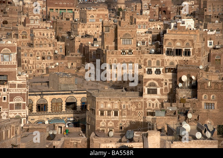 Un grappolo di case a torre nella città vecchia di Sana'a, Yemen. Foto Stock