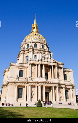 Les Invalides Dôme Chiesa architettura barocca Tomba di Napoleone Parigi Francia // PARIGI, Francia — la cupola dorata di Les Invalides, ufficialmente conosciuta come Hôtel National des Invalides, è un punto di riferimento importante nello skyline parigino. Questo vasto complesso in stile barocco fu commissionato da Luigi XIV e costruito tra il 1670 e il 1676, con il Dôme des Invalides progettato da Jules Hardouin-Mansart. Il Dôme des Invalides ospita la tomba di Napoleone Bonaparte, un importante sito storico. Les Invalides contiene anche il Musée de l'Armée (Museo dell'esercito) e altri musei militari. L'iconico Do dorato Foto Stock