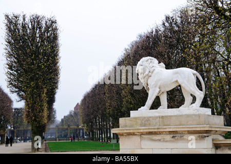 Parigi, Francia - Le statue e gli alberi del Jardin du Luxembourg, Parigi, adiacente al Senato. Foto Stock