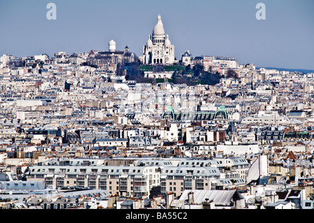 Parigi, Francia - Basilique du Sacré-Coeur di Parigi tra gli edifici di Montmartre. Vista dalla parte superiore della cattedrale di Notre Dame Foto Stock