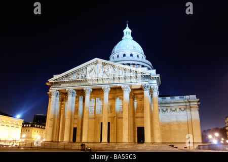 Panthéon Neoclassical Architecture Mausoleum Night Paris France // PARIS, France — il Panthéon, un mausoleo neoclassico e punto di riferimento architettonico, si trova sulla Montagne Sainte-Geneviève nel 5° arrondissement di Parigi, illuminato di notte. Originariamente costruito tra il 1758 e il 1790, questo grande edificio era inteso come una chiesa dedicata a Santa Geneviève, la santa patrona di Parigi. Tuttavia, durante la Rivoluzione francese, subì una trasformazione significativa, venendo convertito in mausoleo secolare. Progettato dall'architetto Jacques-Germain Soufflot, l'edificio presenta un suggestivo porte Foto Stock