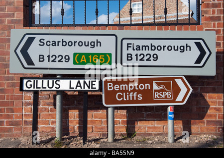 Segnaletica e indicazioni su un angolo di strada che puntano a RSPB su Bempton Cliffs,'East Riding',Yorkshire, Inghilterra, "Gran Bretagna" Foto Stock