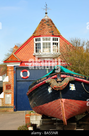 WALTON-ON-THE NAZE, ESSEX, Regno Unito - 05 APRILE 2009: Vista esterna della vecchia Lifeboat House - ora un museo Foto Stock