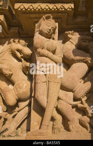 Il carving bellezza celeste Surasundari Kandariya Mahadev tempio complesso Khajuraho Unesco World Heritage Site Madhya Pradesh India Foto Stock