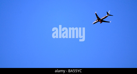 Aereo Jet scivolando attraverso un cielo blu brillante in un raccolto di panoramica Foto Stock