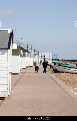 Capanne sulla spiaggia e il lungomare di Felixstowe Suffolk in Inghilterra Foto Stock