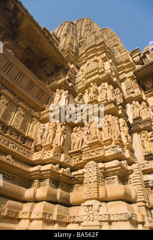 Esterno sculture in pietra arenaria su Devi Jagadamba Jagadambi templi Khajuraho Unesco World Heritage Site Madhya Pradesh India Foto Stock