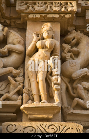 Surasundari applicazione di make-up occhi Parsvanatha Parsvanath Temple Khajuraho India Foto Stock