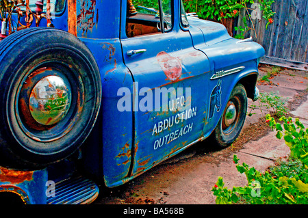 Usurati, weathered, antichi Chevy pick up truck parcheggiato in un viale di accesso con le parole "Rapimento UFO Outreach' dipinta della porta Foto Stock