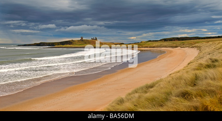 Il castello di Dunstanburgh sulla costa del Northumberland Foto Stock