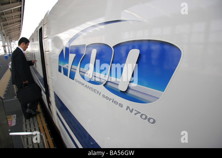 Imprenditore giapponese di salire a bordo del nuovo N700 Serie di Shinkansen treno Foto Stock