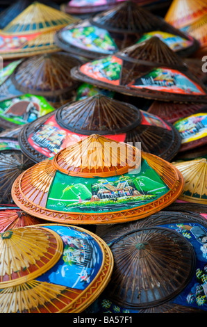 Cappelli di bambù per la vendita su una barca al Mercato Galleggiante di Damnoen Saduak in Thailandia Foto Stock