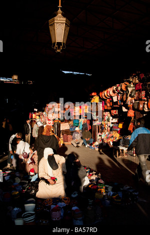 Selezione di diversi modelli di tradizionale fatto a mano borse in pelle sul display in serata sole nel souk di Marrakech Foto Stock
