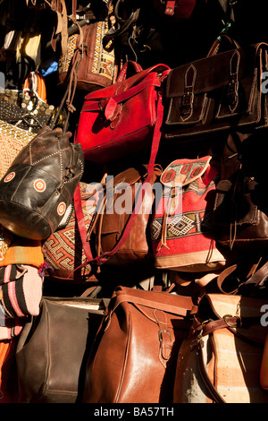 Selezione di diversi modelli di tradizionale fatto a mano borse in pelle sul display in serata sole nel souk di Marrakech Foto Stock