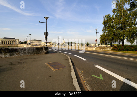 Ciclo di marcature di corsia, Pont Cessart, Saumur, Francia. Foto Stock